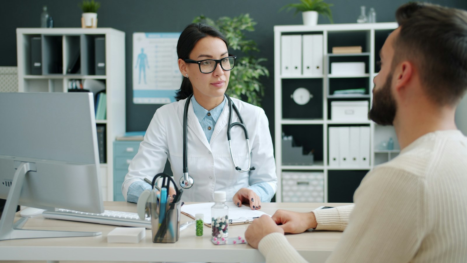 Dokter berkonsultasi dengan pasien