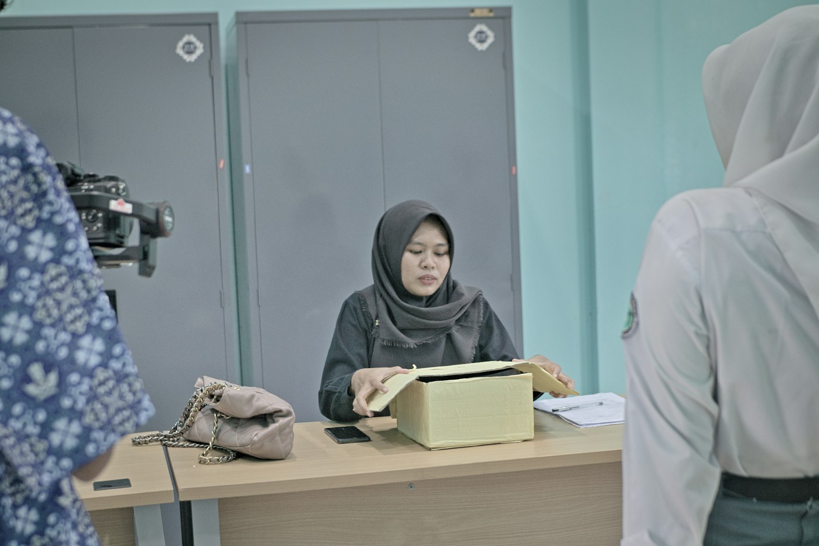 Petugas pendaftaran klinik di meja